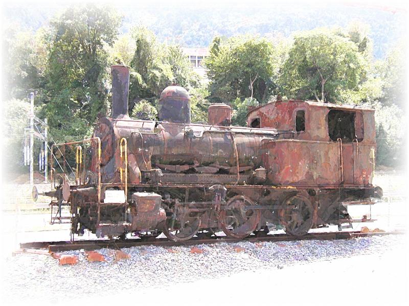 Denkmallok E 3-3 ex.von Roll Werkslok,vor einem Fabrikgebude
in Chur.Der desolate Zustand der Lok ist beabsichtigt