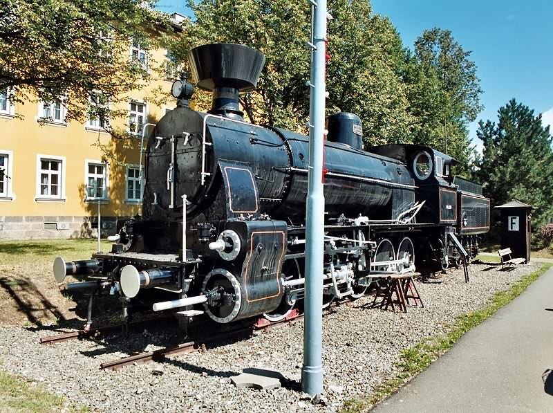 Denkmallokomotive 80.179 vor dem Bahnhof Knittelfeld am 4.9.2003