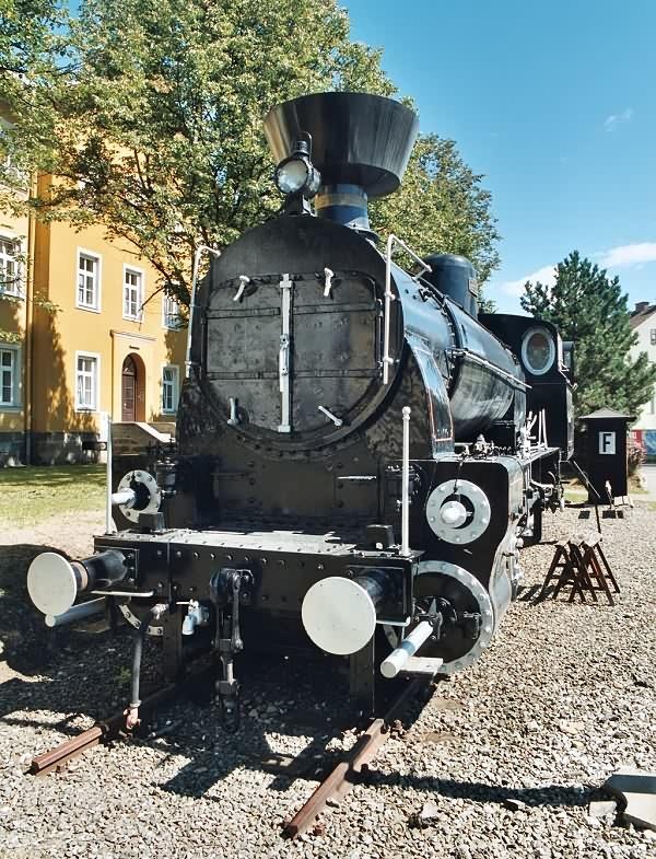 Denkmallokomotive 80.179 vor dem Bahnhof Knittelfeld (Stmk.) am 4.9.2003