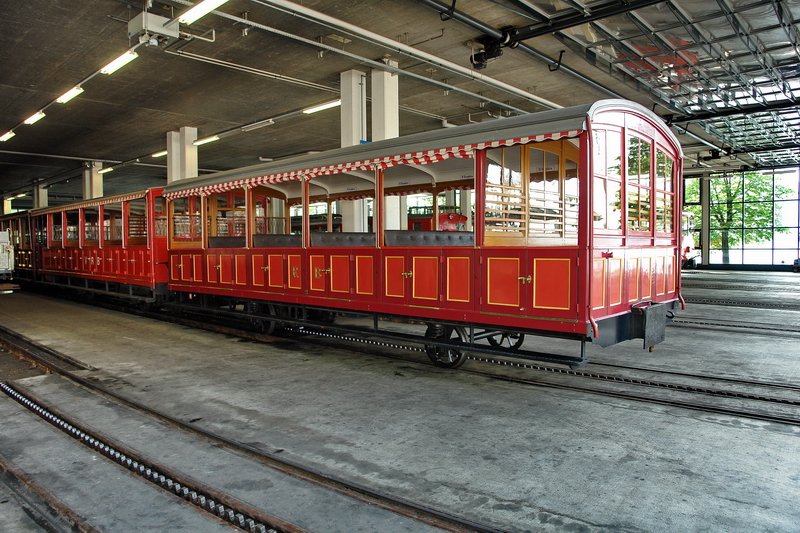 Depot der Rigi-Bahn in Vitznau - Die offenen historischen Aussichtswagen warten noch auf ihren Sommereinsatz. 1.5.2007