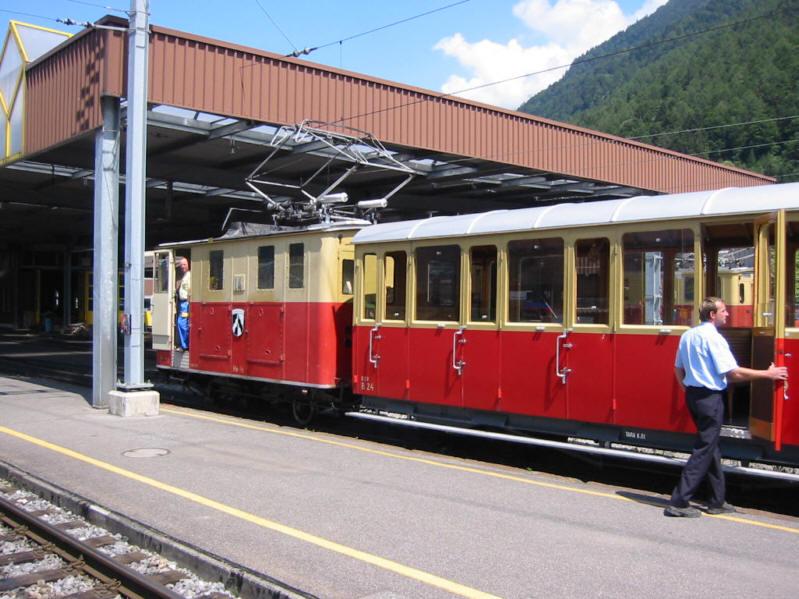 Depot und Zug der Schynige-Platte-Bahn (SPB) beim Bahnhof Wilderswil bei Interlaken. Die Aufnahme entstand am 06.07.2003.