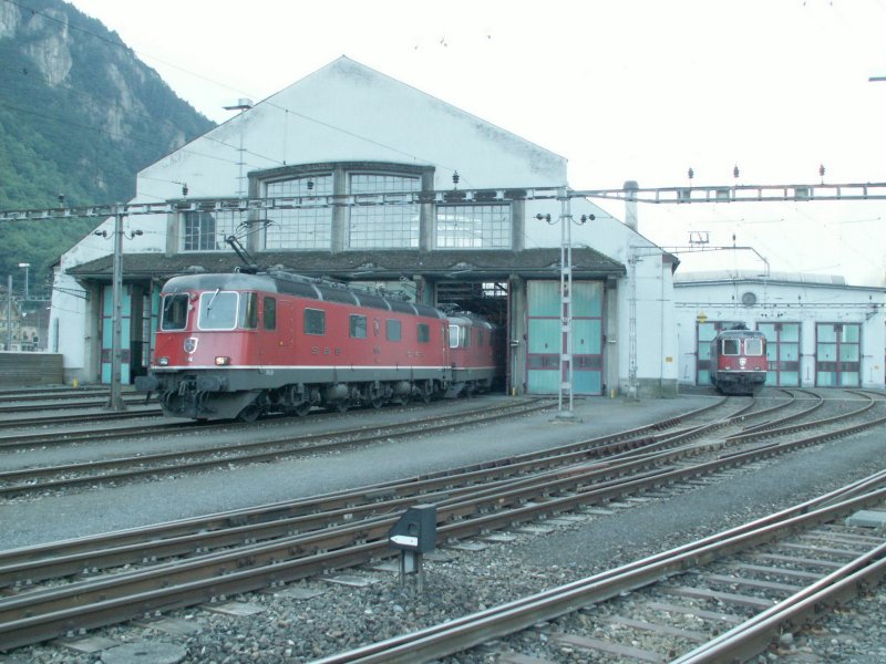 Depotansicht in Erstfeld mit Re 6/6 die gerade in den Schuppen fahren. 03.06.07.