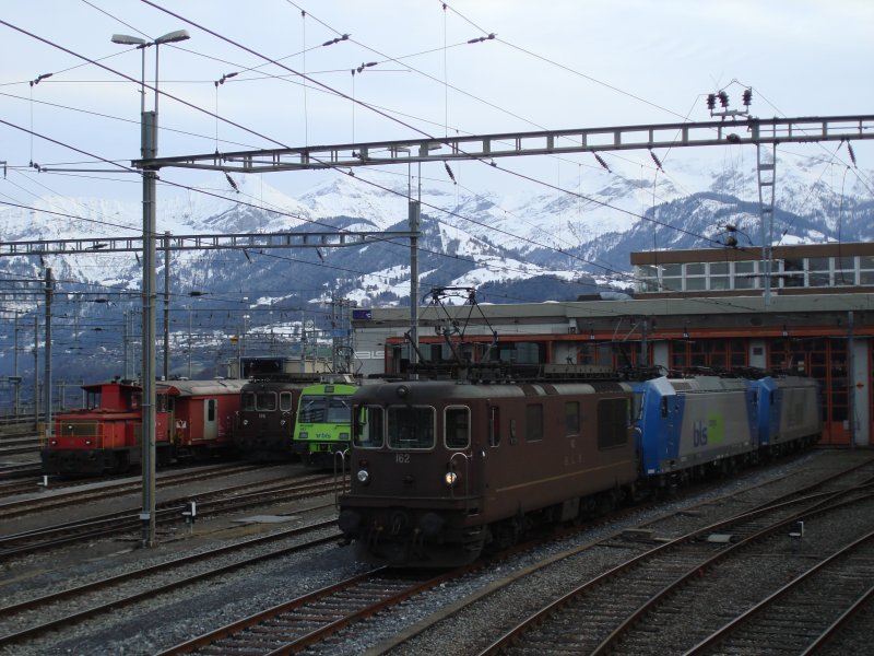 Depotidylle in Spiez am 3.01.2007. Von links nach rechts: Tm 2/2 97 mit Hilfswagen, Re 4/4 186, ein RBDe 565, Re 4/4 162 mit den von Angel-Trains gemieteten BR 185 525 und -536.