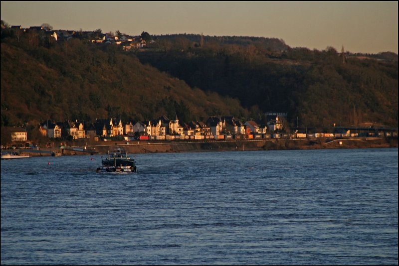 Der 09.02.2008 neigt sich dem Ende zu als sich die 185 100 bei Linz (Rhein) vor dem Rhein ablichten l�sst.
