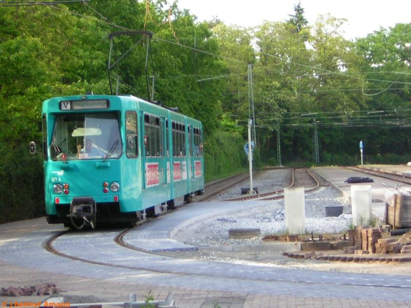 Der 1. V-Zug zur Bewltigung der Besuchermassen des Wldchestags, der jedes Jahr an Pfingsten unweit des Stadions stattfindet, war am 16.05.2005 mit Pt-Triebwagen 671 gerade an der Endstation Stadion angekommen und bereitete sich auf den nchsten Ansturm der Fahrgste vor.