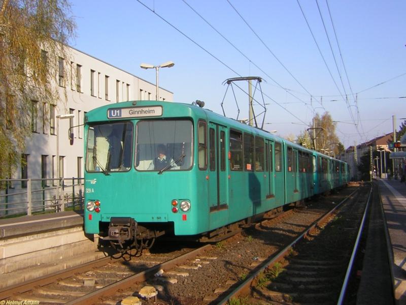 Der 1. Zug der Linie U1 nach Ginnheim mit den U2h-Triebwagen 329, 402 und 340 hat am 22.04.2006 bei der Ausfahrt aus der Station Zeilweg den grten Teil der Strecke bereits hinter sich.