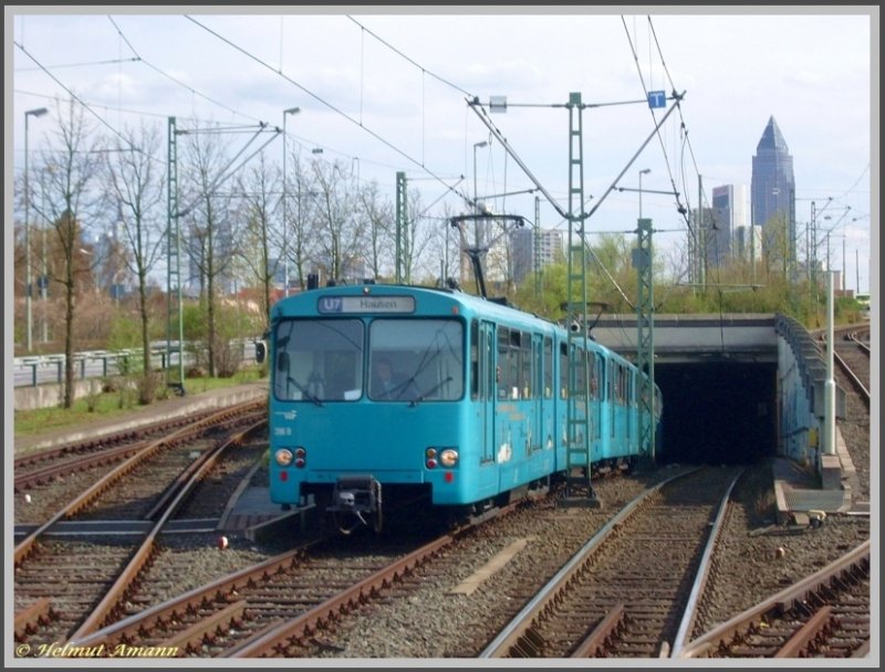 Der 1. Zug der Linie U7 nach Hausen erklomm am 01.04.2008 mit den U2e-Triebwagen 396, 380 und 372 die Rampe kurz vor der Einfahrt in die Station Industriehof/Neue B�rse, an der die Z�ge wieder das Tageslicht erblicken und den Rest der Strecke nach Hausen oberirdisch als Stadtbahn auf eigener Trasse zur�cklegen. 