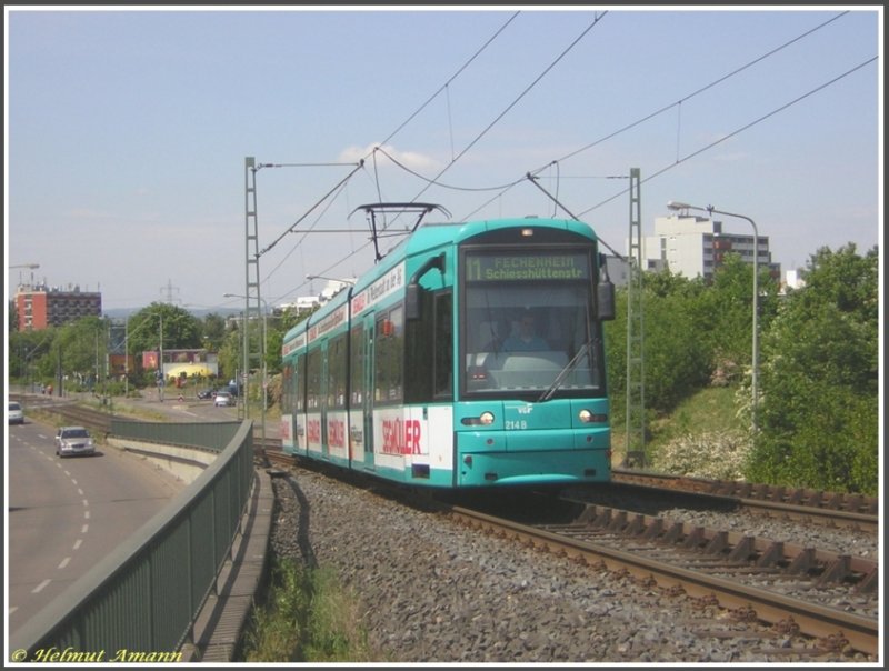Der 13. Zug der Linie 11 nach Fechenheim erklomm am 04.05.2007 mit dem S-Triebwagen 214 die Rampe auf die Br�cke �ber die Bundesstra�e 40a zwischen den Haltenstellen Birminghamstra�e und J�gerallee.