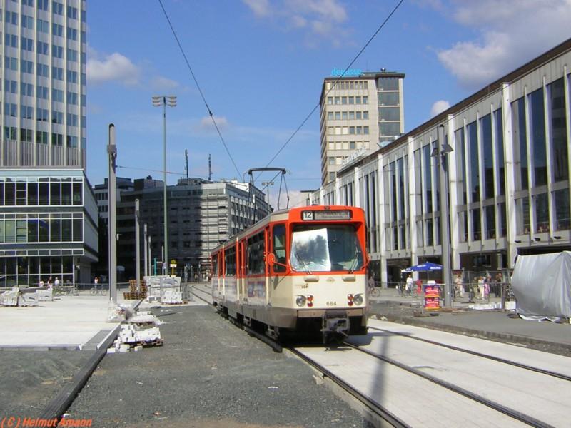 Der 13. Zug der Linie 12 nach Schwanheim mit dem Pt-Triebwagen 684 verlie am 09.07.2005 die im Umbau befindliche Haltestelle Willy-Brandt-Platz in Fahrtrichtung Schwanheim.

