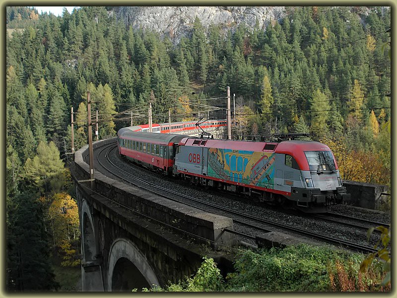 Der  150 Jahre Semmering  Jubilumstaurus 1116 200 am hchsten Viadukt der Semmeringbahn, der Kalten Rinne, mit dem IC 533  Carinthischer Sommer  von Wien nach Villach aufgenommen am 26.10.2006.