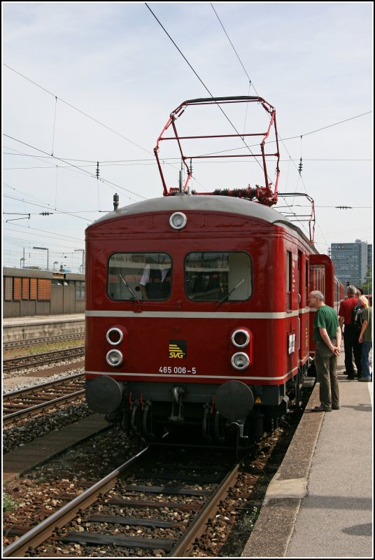Der 1933 bei der Maschinenfabrik Esslingen gebaute 465 006 und in Stuttgart beheimatete Triebwagen wird von vielen Fotografen am 01.07.07 im M�nchener Ostbahnhof aufgenommen.
 
