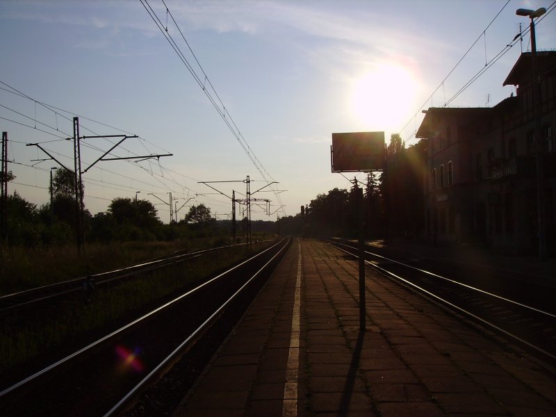 Der 2 Bahnsteig des Bahnhofs Rudziniec im August 2008.