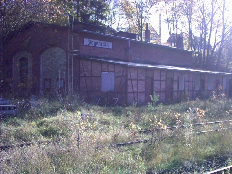 Der 2-stndige Lokschuppen im Bahnhof Ziegenrck auf der stillgelegten Strecke Triptis-Lobenstein (ehemals KBS 534)aufgenommen im September 2005.