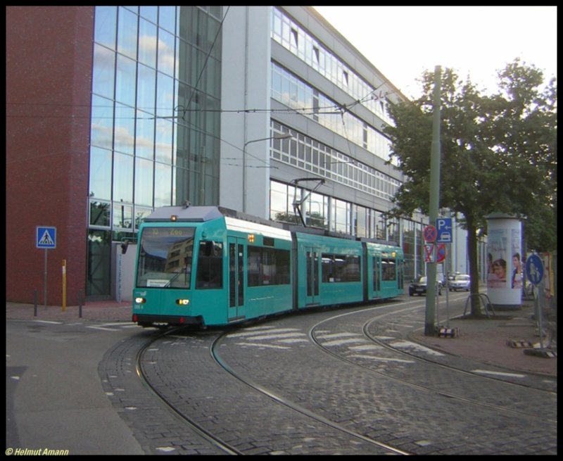 Der 2. Zug der Linie 10 in Fahrtrichtung Zoo quietschte am 18.08.2006 mit dem R-Triebwagen 006 durch die Kurve an der Haltestelle Krifteler Strae.