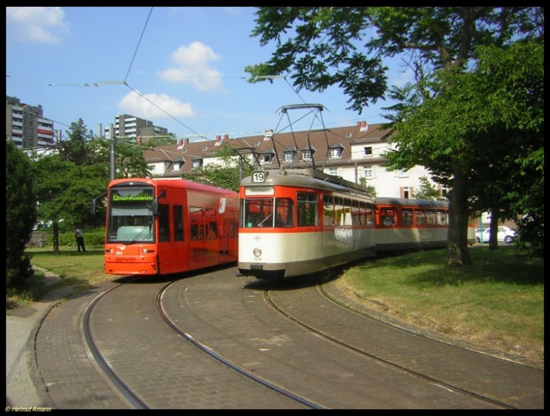 Der 2. Zug der Linie 15 mit dem S-Triebwagen 218 am 25.06.2006 an der Endhaltestelle Haardtwaldplatz neben dem Sonderzug des Vereins Historische Straenbahn der Stadt Frankfurt am Main mit dem L-Triebwagen 124 (ex224) und dem l-Beiwagen 1242. Der Sonderzug wurde an dieser Haltestelle als Linie 19 nach Ginnheim beschildert, da diese frher auch einmal am Haardtwaldplatz endete.
