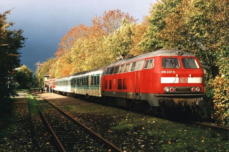 Der 218 247-5 in Herbststimmung mit RB 10218 Langenberg-Borken auf Bahnhof Rhade am 29-10-2000. Bild und scan: Date Jan de Vries.