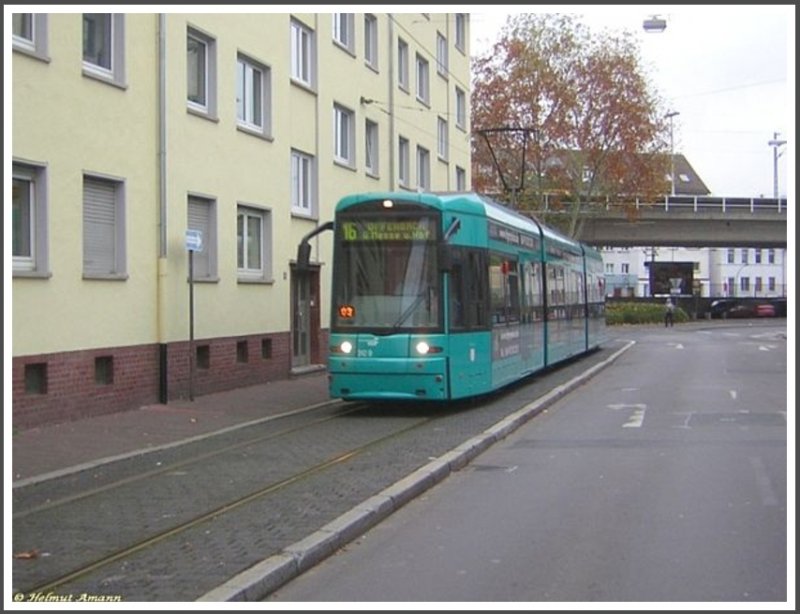 Der 3. Zug der Linie 16 nach Offenbach Stadtgrenze mit S-Triebwagen 242 fuhr am 18.11.2007 am Westbahnhof ab, wo die Linie an diesem Tag in Fahrtrichtung Ginnheim auf Grund eines Wasserrohrbruchs ausserplanm�ssig wenden musste. Seit dem Jahre 2001 wird diese Endhaltestelle nicht mehr im Linienverkehr angefahren.