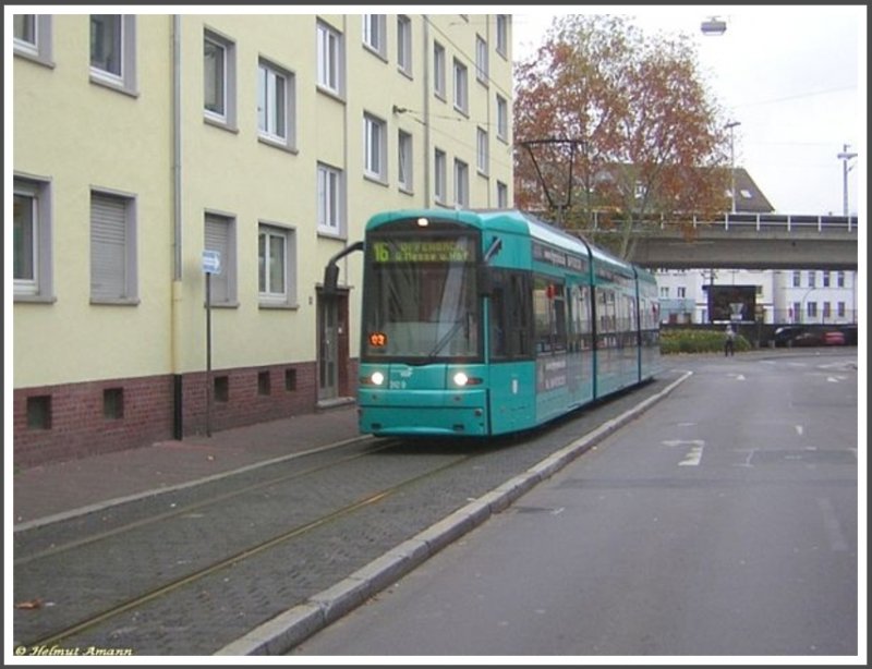 Der 3. Zug der Linie 16 nach Offenbach Stadtgrenze mit S-Triebwagen 242 fuhr am 18.11.2007 am Westbahnhof ab, wo die Linie an diesem Tag in Fahrtrichtung Ginnheim auf Grund eines Wasserrohrbruchs ausserplanmssig wenden musste. Seit dem Jahre 2001 wird diese Endhaltestelle nicht mehr im Linienverkehr angefahren.