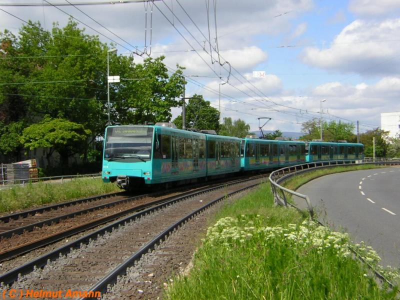 Der 3. Zug der Linie U 2 in Fahrtrichtung Sdbahnhof mit den U4-Triebwagen 513,512 und 511 am 10.05.2005 bei der Einfahrt in die Station Weier Stein.