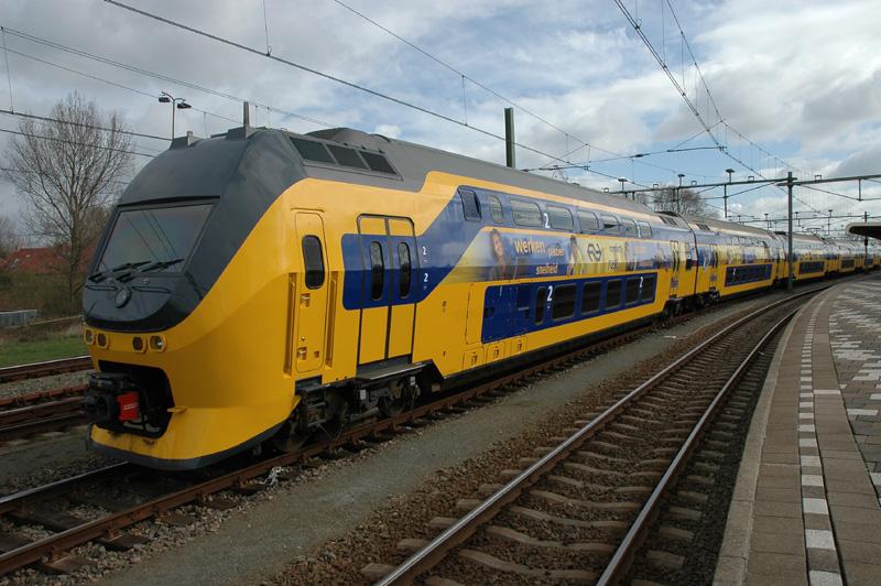 Der 300. Doppelstock Intercity Triebzug 8733 in Alkmaar. 09-04-2005.