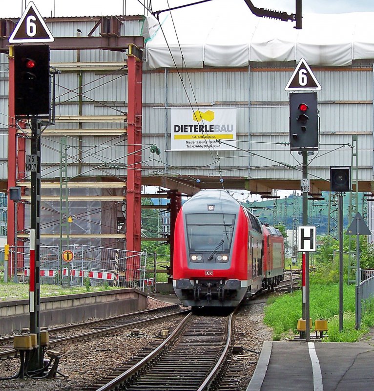 Der 31101, mit dem Pendelfahrten zum Sommerfest in Freiburg(Breisgau)Hbf durchgef�hrt worden, bestand lediglich aus einem Dosto-Steuerwagen und 146 110.
