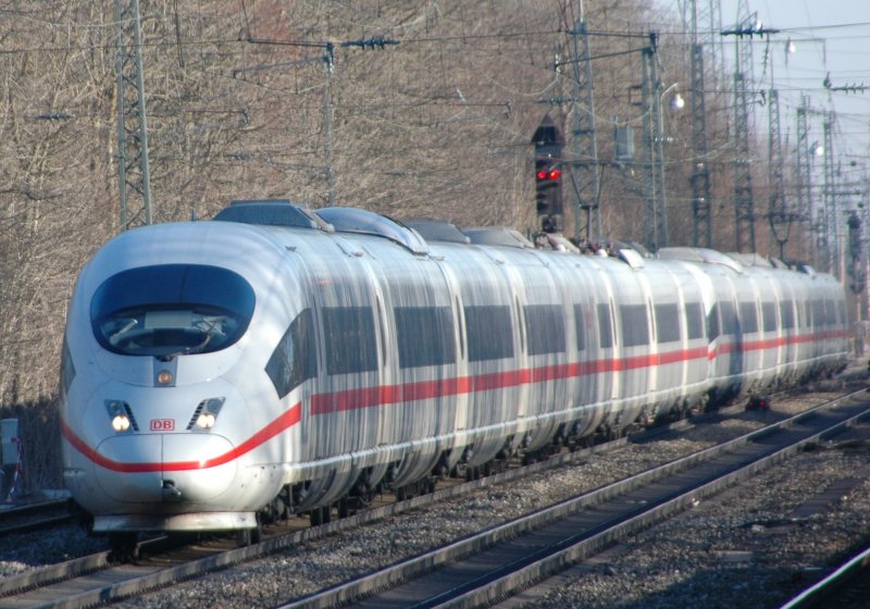 Der 3er am 09.02.08 als ICE 514 von Mnchen->Ffm->Hamburg bei der Durchfahrt im Bahnhof Lochhausen