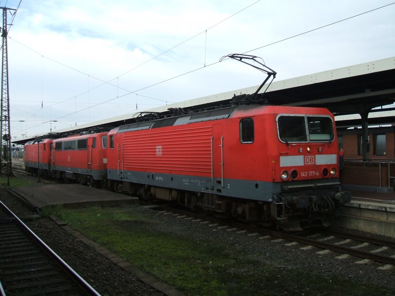 Der 3er Lokzug gezogen von der BR 143 177-4 , in der Mitte eine 110,zum Schluss eine 112,Durchfahrt Gleis 18, im Hbf.Dortmund.
(28.09.2007)