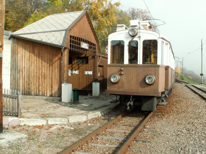 Der 4 achser  Alioth  TW 105 in Maria Himmelfahrt am 25.10.05 Hier
begann resp.endete die Zahnradstrecke (1907-1966)von Bozen aus und
die Wagen fuhren alleine mittels Adhsion nach Oberbozen und Klobenstein weiter.