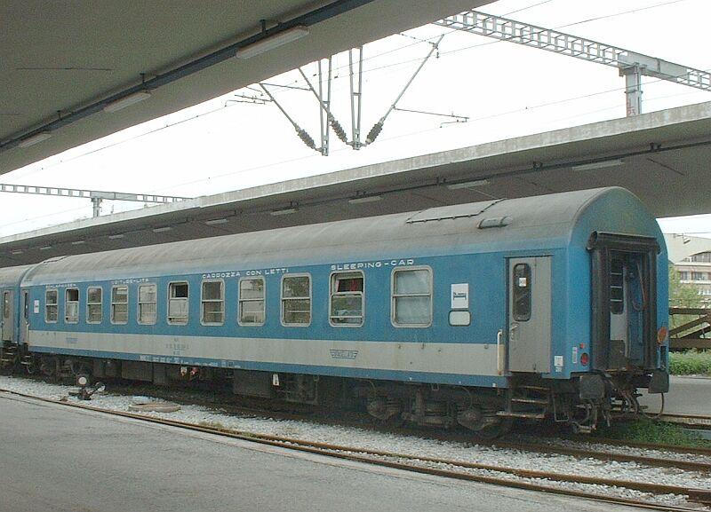 Der 4-Wagen-Nachtzug Budapest - Bukarest - Sofia - Thessaloniki ist am 21.04.2002 vormittags gerade mit der E-Lok H 561 in Thessaloniki angekommen. Er bestand aus folgenden Wagen: 1. Y-Schlafwagen der MAV (Ungarische Staatsbahn), Bauart Grlitz.