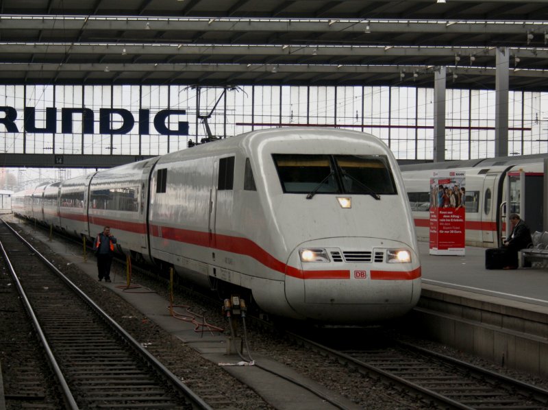 Der 401 504 (ICE 1) am 04.04.2009 bei der Einfahrt in den Mnchner Hbf. 