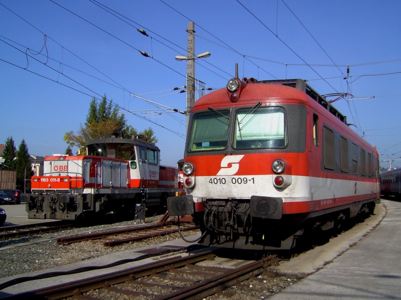 Der 4010 009 und die 1163 011 am 11.10.2008 abgestellt in Salzburg.
