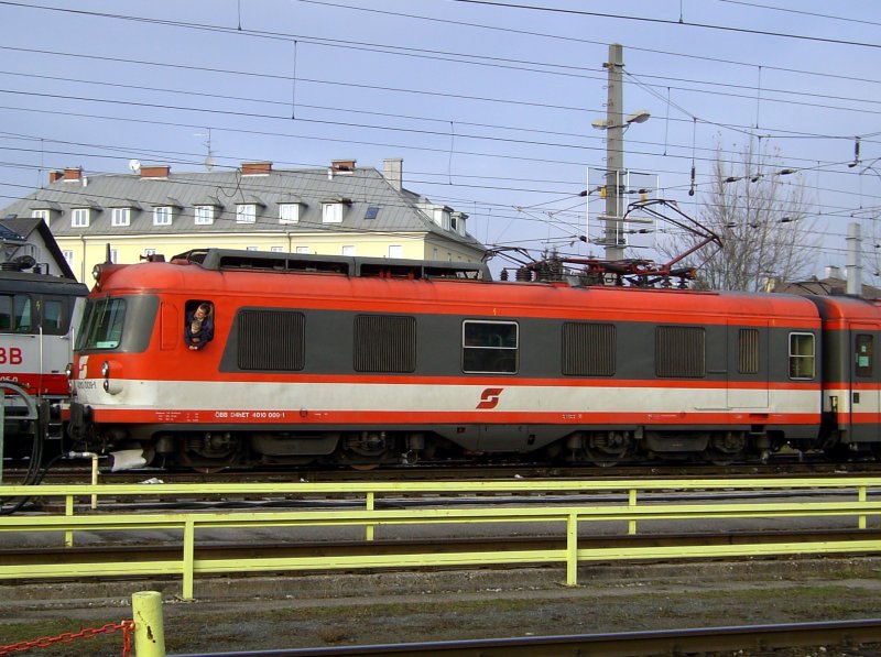 Der 4010 009 wartet am 13.12.2008 auf seine Letzte Planleistung in Salzburg. 