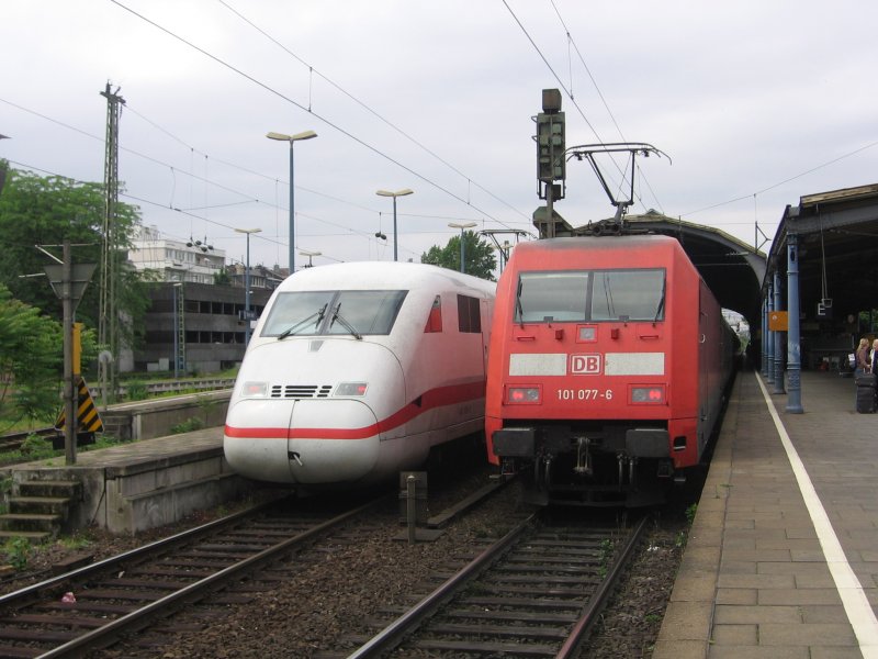 Der 402  Saarbrcken  und die 101 077 die den IC 2112 nach Hamburg schiebt treffen sich am 19.05.07 in Bonn Hbf.