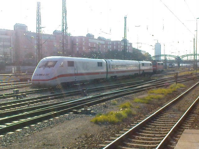 der 410 sonnt sich mit angelegtem stromabnehmer in der nachmitt�glichen sonne im vorfeld des m�nchner hbf