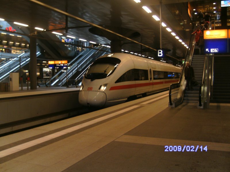 Der 411 003 in Berlin Hbf am 14. Februar 2009