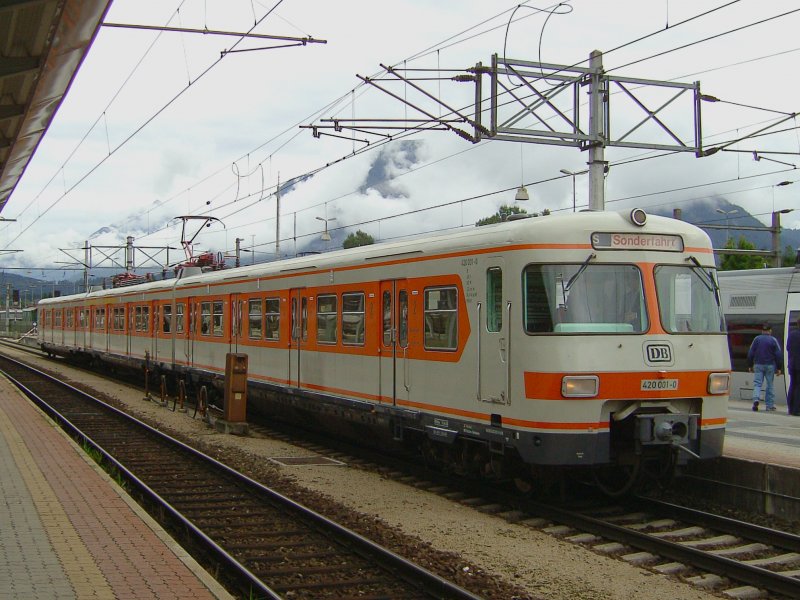 Der 420 001 am 23.08.2008 ausgestellt in Wrgl Hbf anlsslich 150 Jahre Eisenbahnen in Tirol.