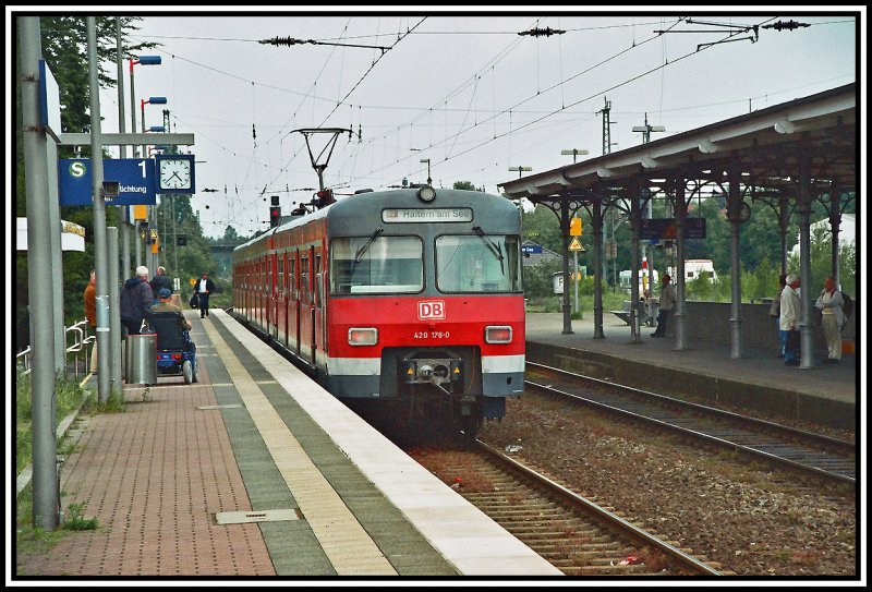 Der 420 176 ist soeben als S9 von Wuppertal Hbf in den Endbahnhof Haltern am See eingefahren. Aufgenommen im Sommer 2006. 