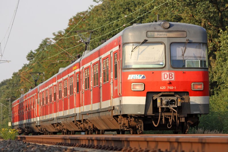 Der 420 760-1 als S9 Richtung Hanau in Kelsterbach, am 20,08,09