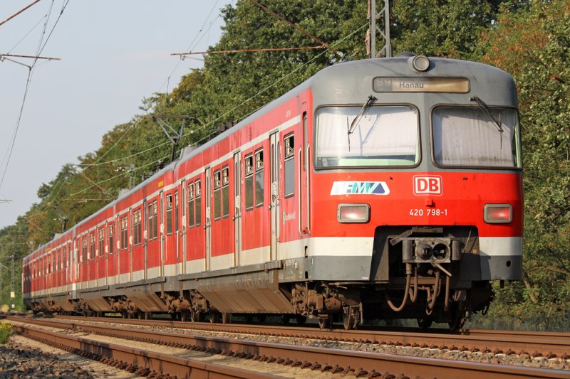 Der 420 798-1 als S9 Richtung Hanau in Kelsterbach, am 20,08,09