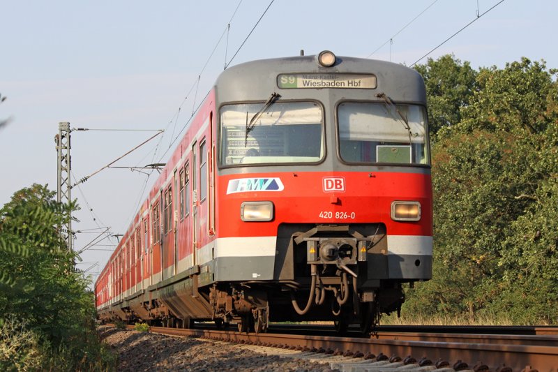 Der 420 826-0 als S9 Richtung Wiesbaden in Kelsterbach, am 20,08,09