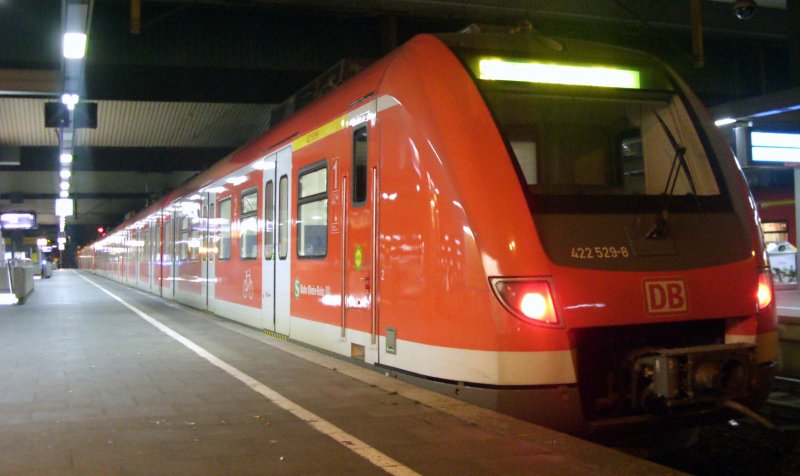 Der 422 029-8 steht in Dsseldorf Hbf auf seine Abfahrt als S7.