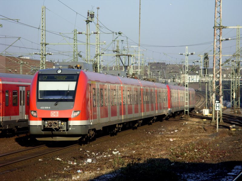 Der 422 als S7 mit 2 Einheiten, auf dem weg zum Dsseldorfer Flughafen, in der Einfahrt zum Dsseldorfer Hauptbahnhof.
Aufgenommen am 30.12.2008
