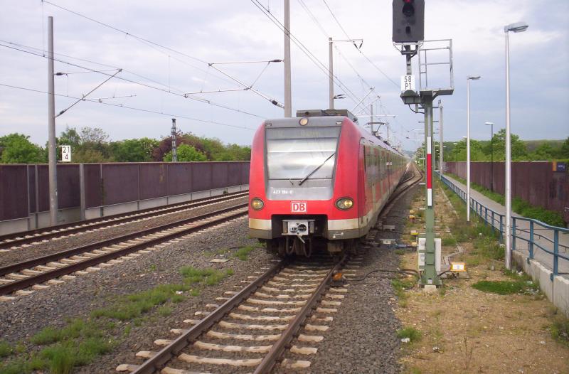 Der 423 194 mit einem anderen 423 haben einfahrt in Sindorf als S12 von Au(Sieg) nach Dren. 03.05.2005