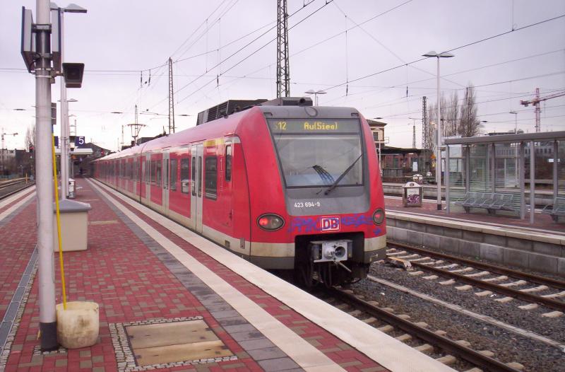 Der 423 194 steht Abfahrt bereit in Dren Richtung Au(Sieg) mit der S12. Datum: 11.02.2005