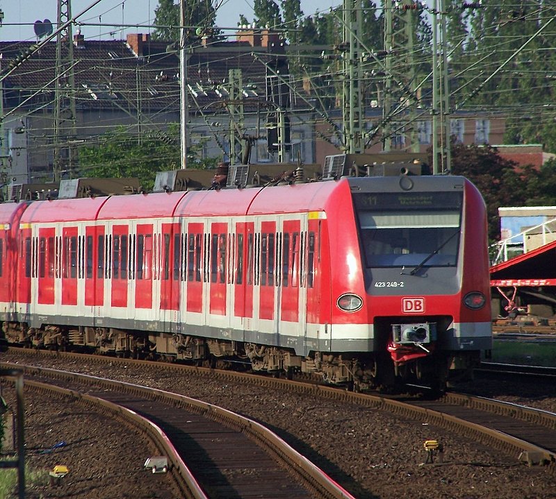 Der 423 249/749 verl�sst mit einer weiteren Einheit den D�sseldorfer Hbf in richtung D�sseldorf-Wehrhan. 20.05.08