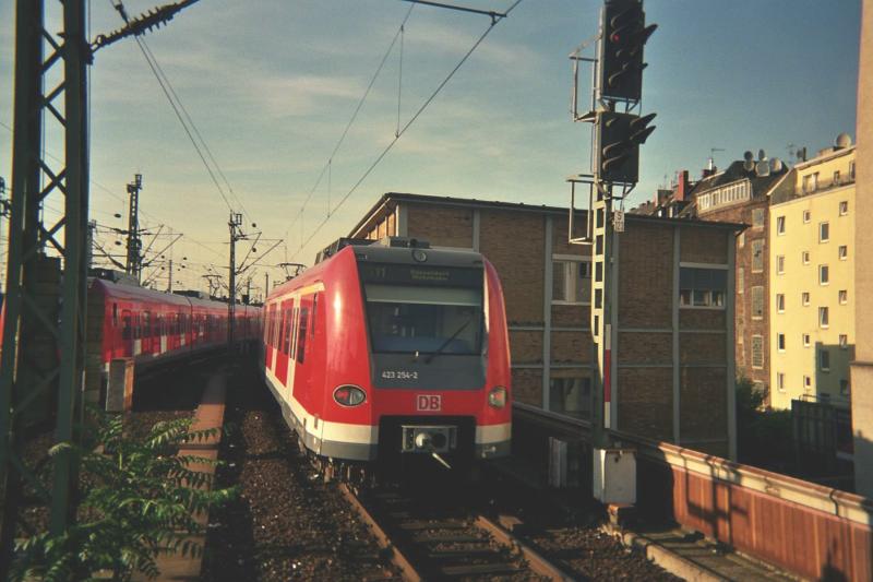 Der 423 254 im Herbst 2004 bei der Ausfahrt aus K-Hansaring