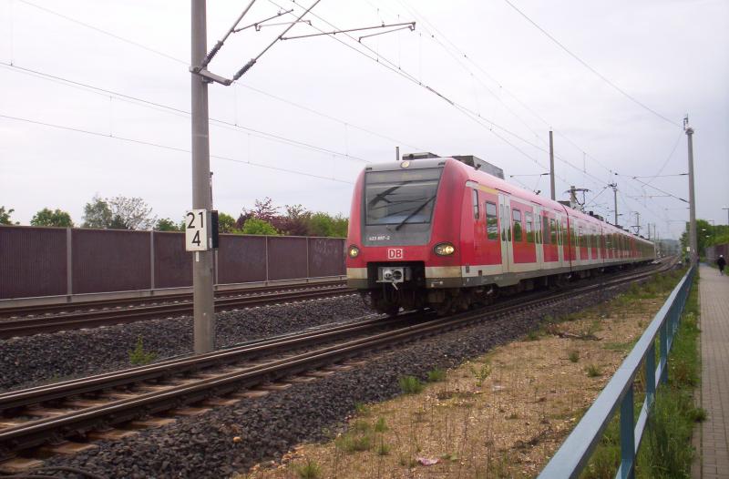 Der 423 697(197) aus Hennef(Sieg) kommend, ist kurz davor den Bahnsteig von Sindorf zu erreichen. Er wird danach weiter als S12 Richtung Dren fahren.