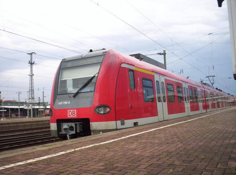 Der 423 759(259) steht als S5/S8 im Endbahnhof Dortmund Hbf. Sie verlsst Dortmund in wenigen Minuten in Richtung Hagen als S5, ab dort fhrt sie weiter als S8 nach Mnchengladbach. 28.07.2005
