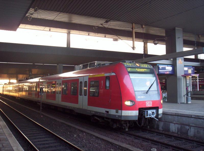 Der 423 ist zurck auf der S7. 423 247 auf der fahrt von Solingen-Ohligs nach Dsseldorf Flughafen. Hier in Dsseldorf Hbf am 08.01.2006