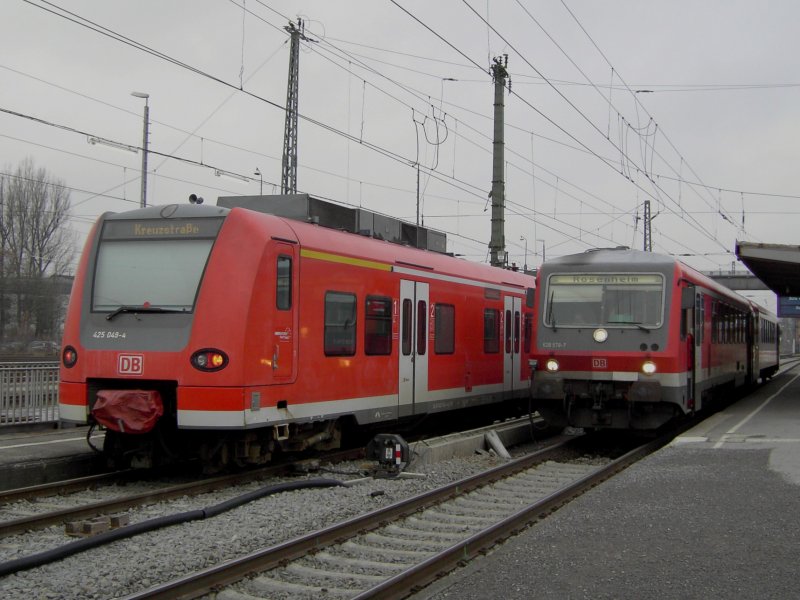 Der 425 049 und der 628 578 am 13.12.2008 in Rosenheim. Ausnahmsweise fhrt der 628 auf Gleis 6 ein wegen Bauarbeiten. Normalerweise fhrt er immer auf Gleis 1a ein.  
